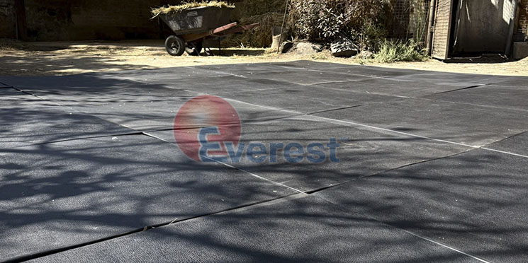 Piso modular de hule instalado en pesebrera para caballos