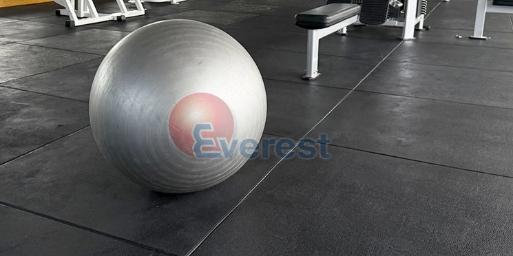 Tapete de hule para gimnasio de 1x1 metro color negro